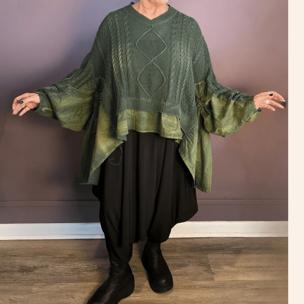 Boutique light weight sweater One size NWOT.